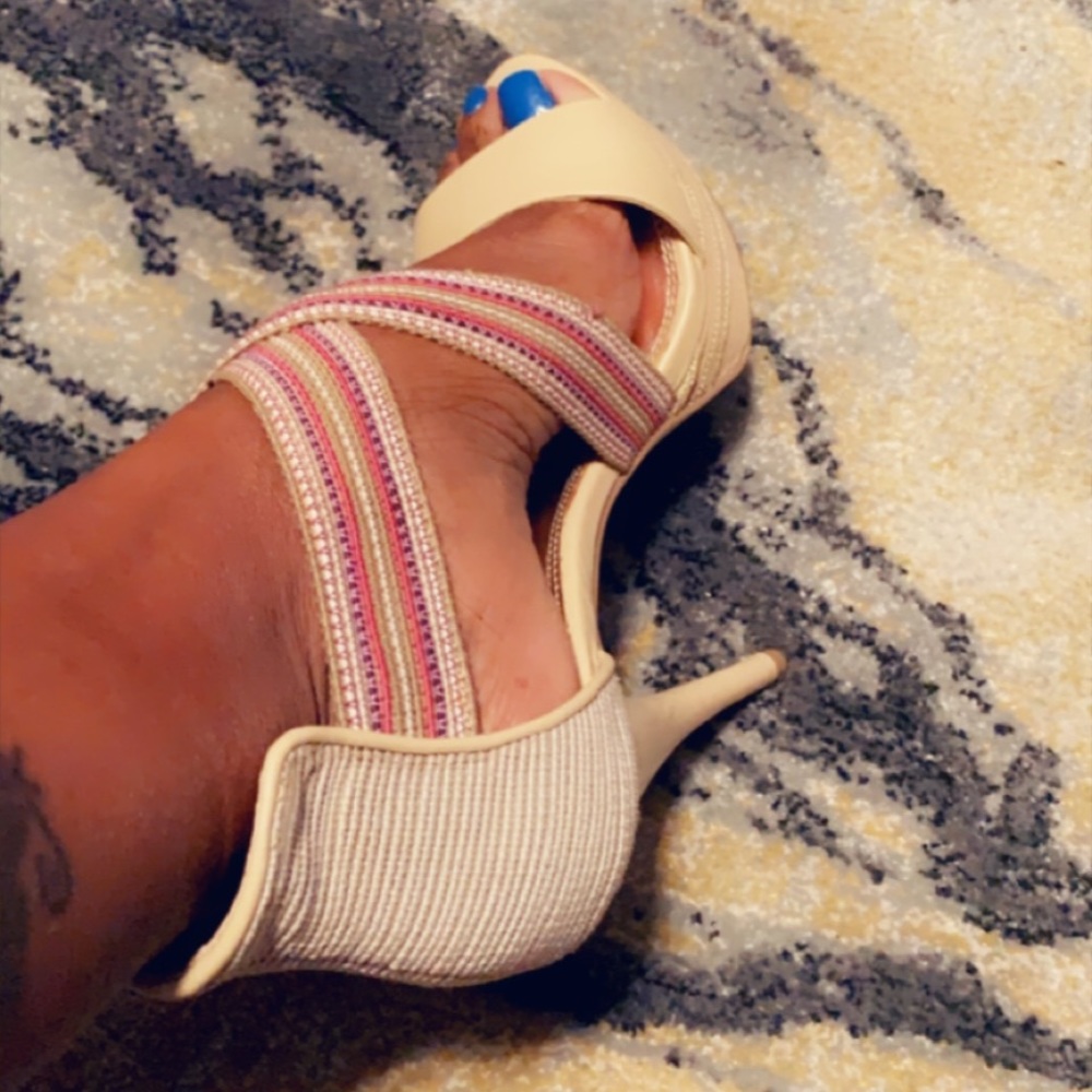 Platform pumps with multicolored straps